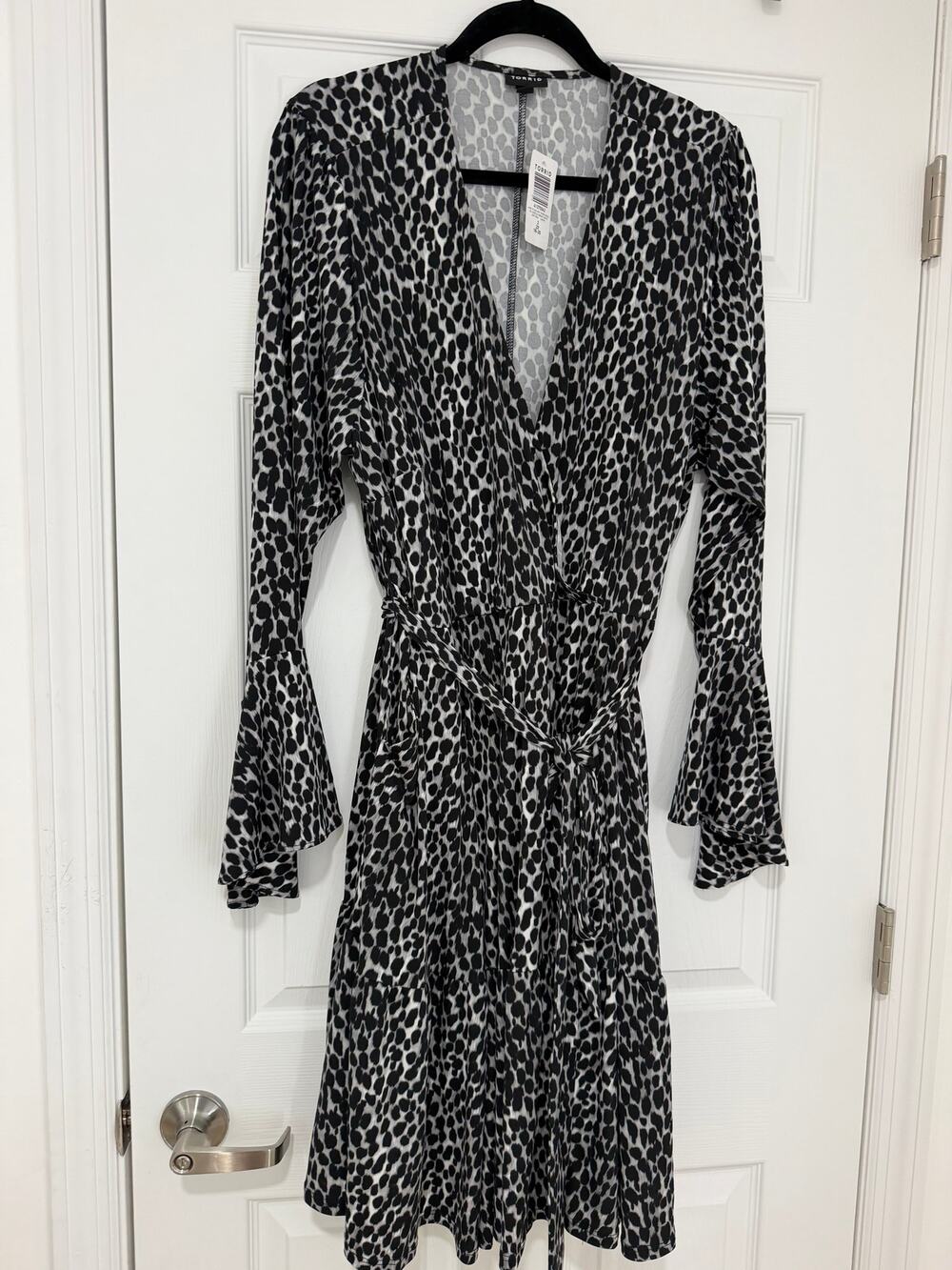 Torrid - Women's - Black & Grey Animal Print Wrap Dress - Size 2 (18-20) NWT